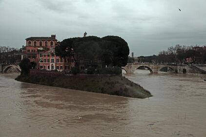Paura per la piena del Tevere a Roma 6