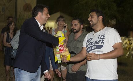 Renzi a sorpresa alla Festa dell'Unità tra selfie e biliardino 8