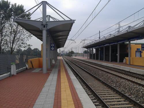 Cade mentre attraversa i binari: 32enne muore travolto da un treno a Milano