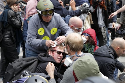 Scontri al corteo a Parigi 2