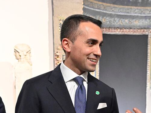 Guerra tra i partiti sulla pace in Aula. M5s nel pallone tra banchi vuoti e il caso Di Maio