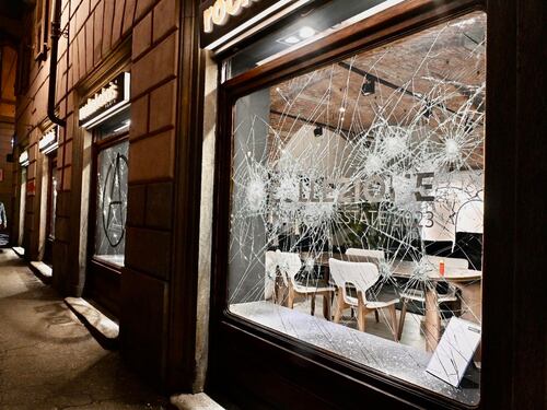 Torino, rivolta degli anarchici. Due agenti feriti, caos in città