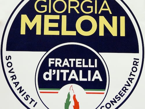 Vogliono spegnere la fiamma tricolore