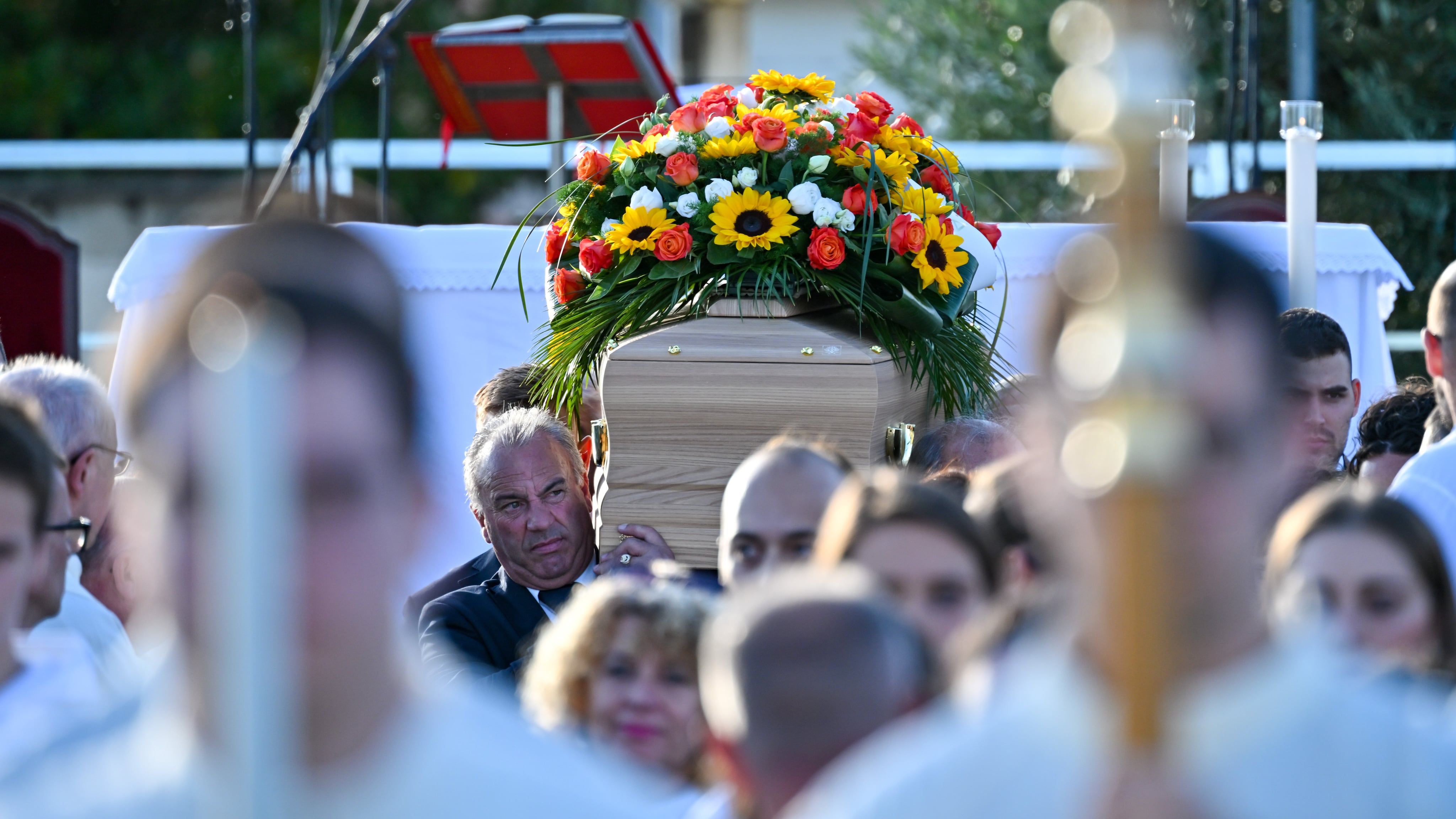 L'ultimo commovente addio a Sammy Basso. Migliaia i presenti tra colori e palloncini