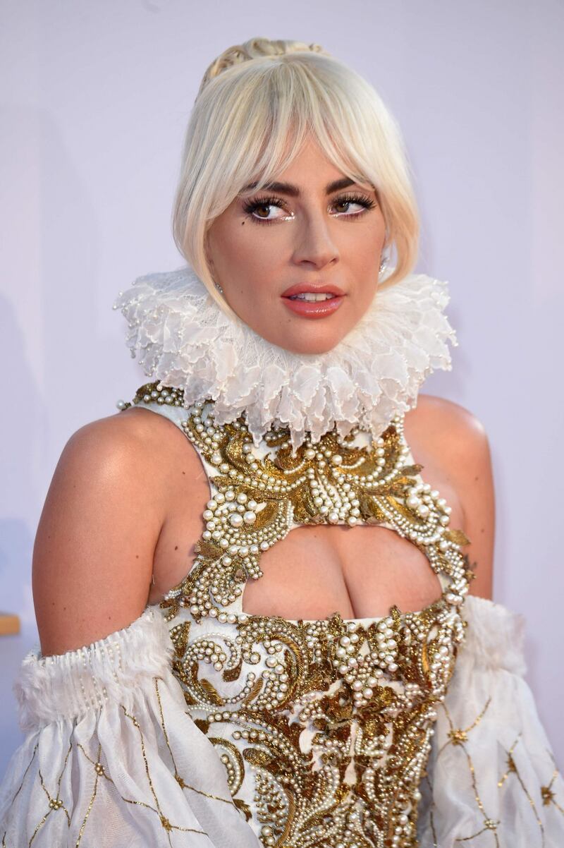 Lady Gaga, scollatura hot alla première 5