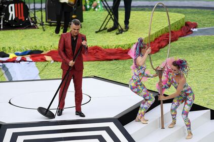 Lo show di Robbie Williams e Irina Garifullina durante la cerimonia d'apertura dei Mondiali 16