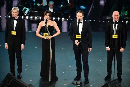 Sanremo 2019: il look dei presentatori dalla terza serata  6
