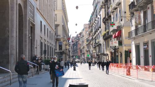 Una tanica come visiera per proteggersi dal virus 1