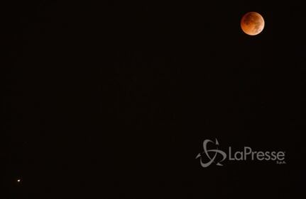 La Luna rossa più lunga del secolo 4