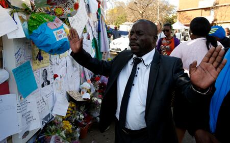 Mandela Day, i messaggi davanti all'ospedale  2