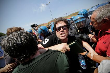 Blocchi contro i profughi, tensione con la polizia 6