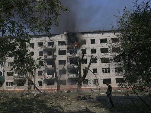 Attacco russo simultaneo su quattro città ucraine. Kiev risponde colpendo una raffineria nella regione di Krasnodar