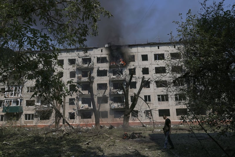 Attacco russo simultaneo su quattro città ucraine. Kiev risponde colpendo una raffineria nella regione di Krasnodar