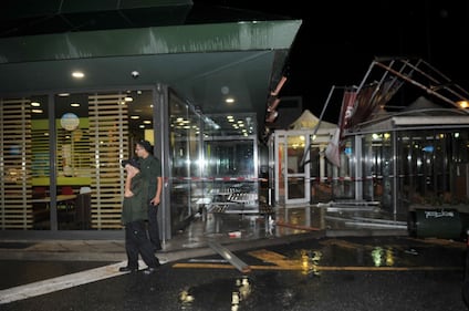 Crolla gazebo di McDonald's: un bimbo ferito 18