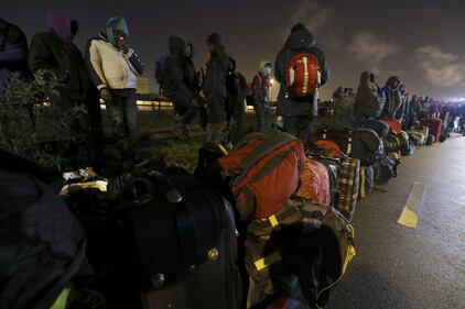 Migranti abbandonano il campo profughi di Calais 11