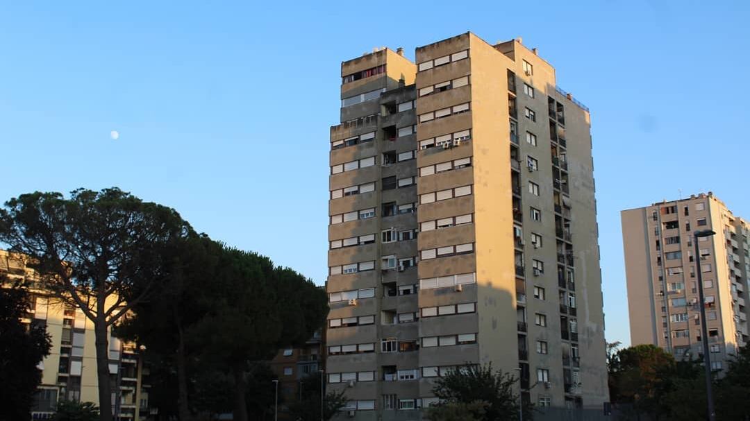 Novanta famiglie restano al buio dopo l'incendio: la rabbia dei residenti