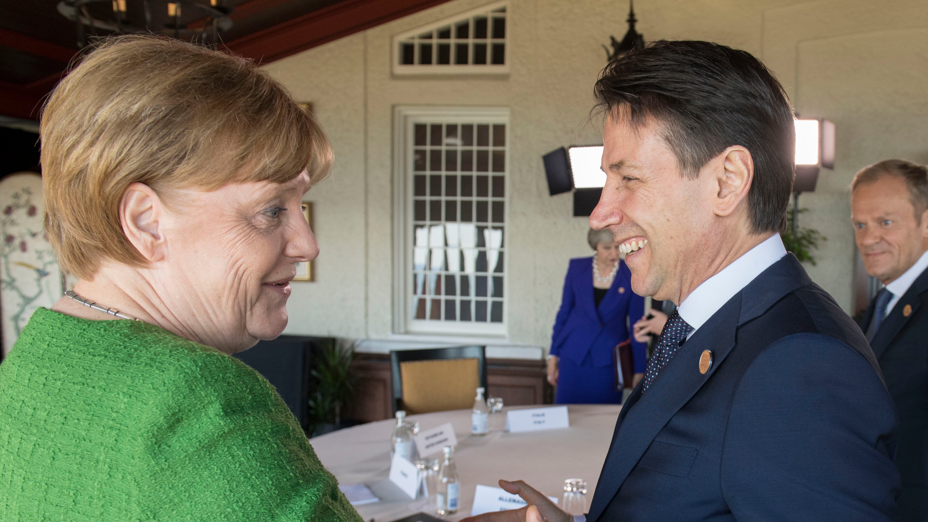 E Conte va dalla Merkel (nella bufera)