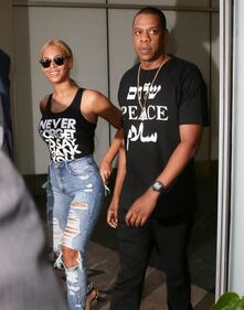 Beyonce a New York, jeans strappati e curve mozzafiato 1