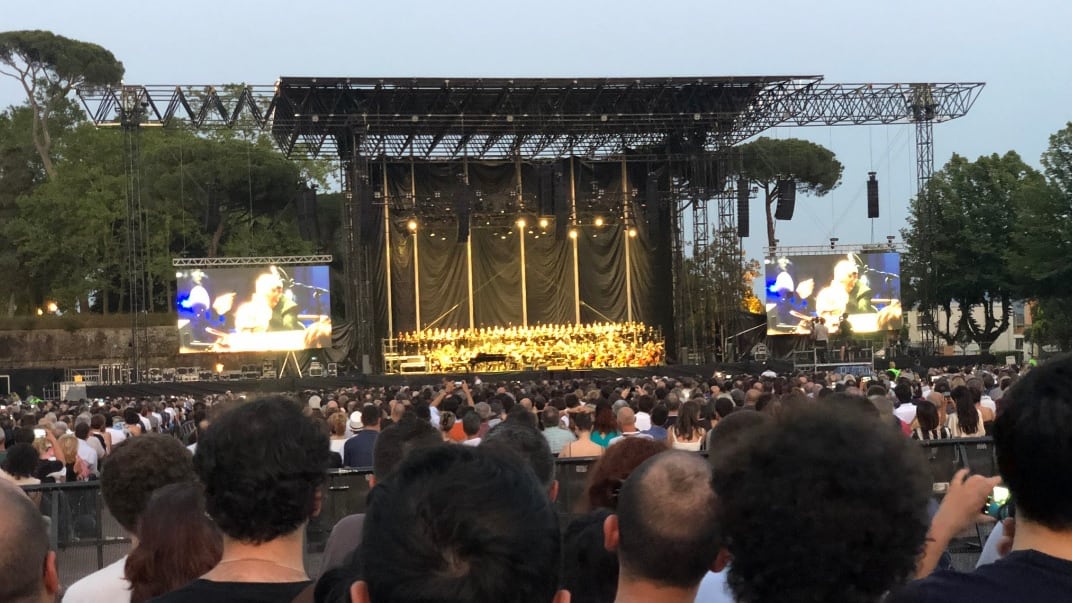 Lucca, ultimo concerto di Ennio Morricone. La Protezione civile porta l'acqua agli spettatori assetati