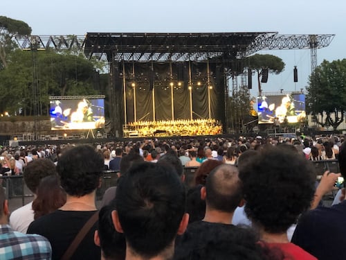 Lucca, ultimo concerto di Ennio Morricone. La Protezione civile porta l'acqua agli spettatori assetati