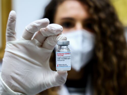 I vaccini spaccano le toghe. E l'Anm fa mezzo dietrofront