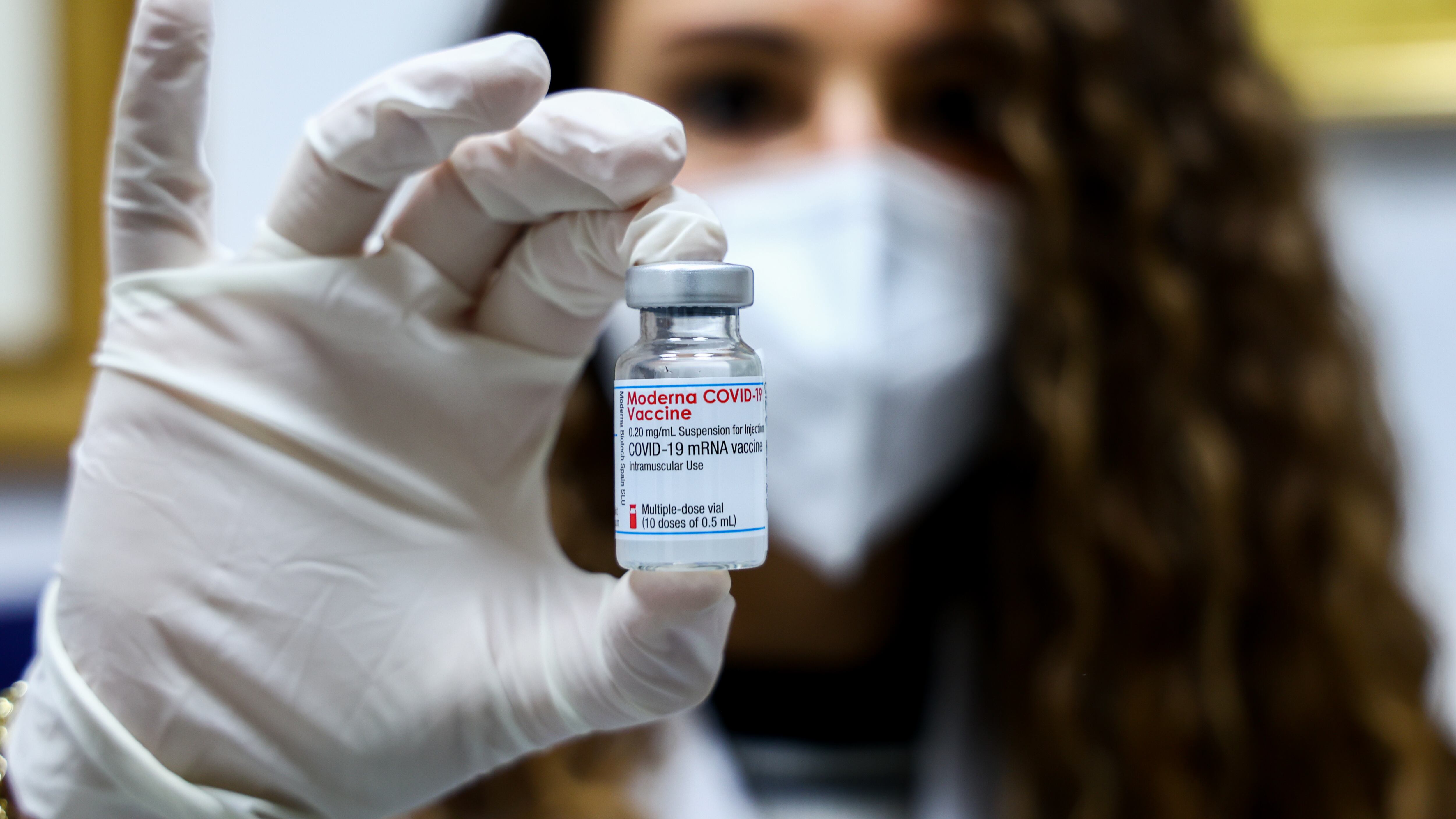 I vaccini spaccano le toghe. E l'Anm fa mezzo dietrofront
