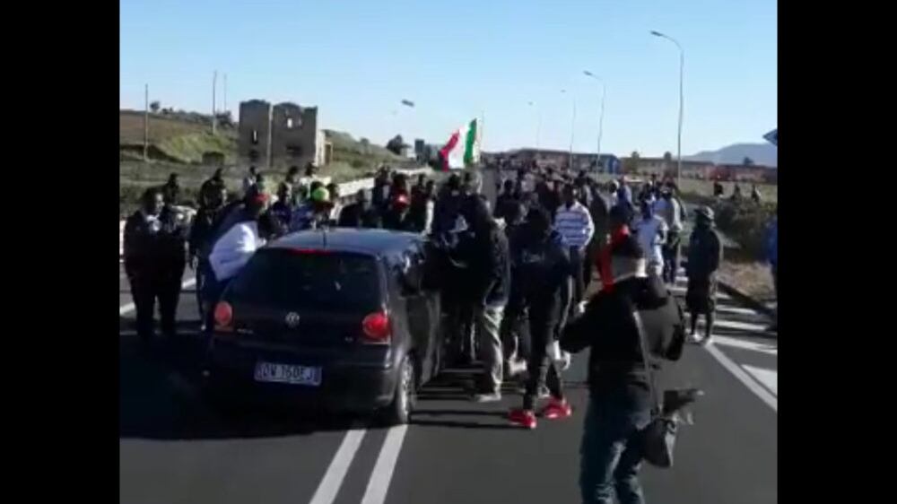 "Non paghiamo per l'autobus". Migranti in rivolta contro i tagli di Salvini