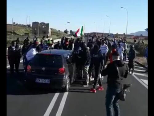 "Non paghiamo per l'autobus". Migranti in rivolta contro i tagli di Salvini