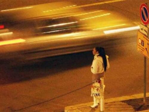 Sequestra donna, poi la violenta e la fa prostituire