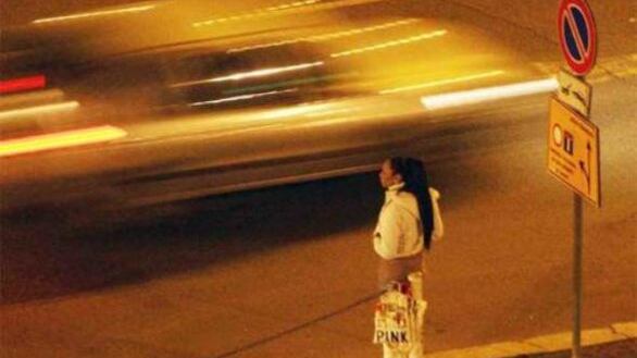 Sequestra donna, poi la violenta e la fa prostituire