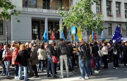 Sit-in a Palermo: slogan e striscioni a favore della prof sospesa 9