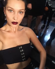 Bella Hadid si mostra in topless 20