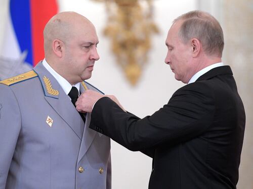 Il potere a Surovikin per una guerra totale. Putin ascolta i falchi ma a Donetsk arranca