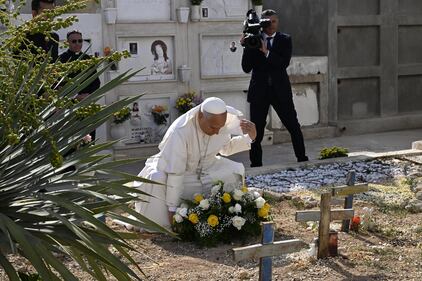 Il papa in preghiera al cimitero dei migranti a Lampedusa - Foto 6