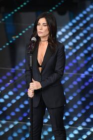 Sanremo 2017, gli outfit sexy della seconda serata 5