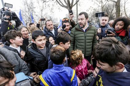 Torino, Salvini circondato dai bambini rom 7