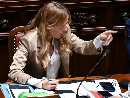 Lo schiaffo di Meloni a M5s: “Dite agli Usa imperialisti ma poi correte a pranzo con Zampolli”. E al Pd: “Non sono arrivata dove sono con carezze e moine, voi misogini”