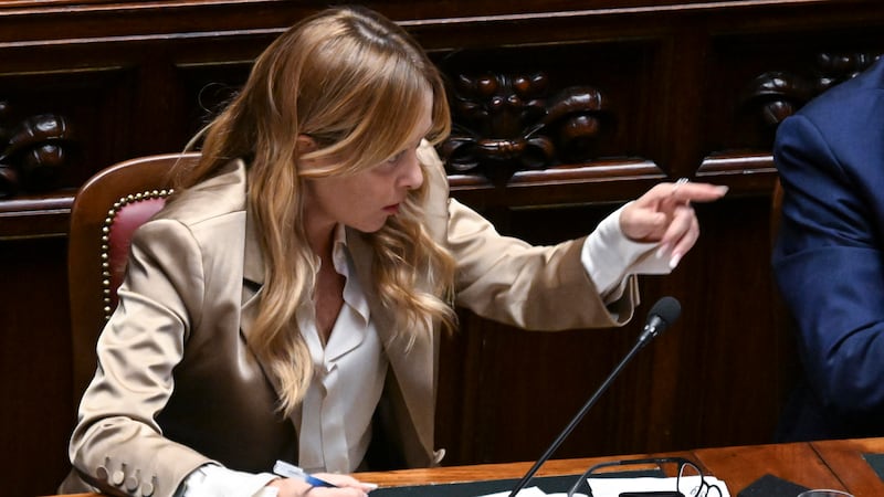 Lo schiaffo di Meloni a M5s: “Dite agli Usa imperialisti ma poi correte a pranzo con Zampolli”. E al Pd: “Non sono arrivata dove sono con carezze e moine, voi misogini”