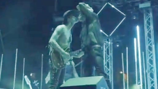 Achille Lauro bacia il suo chitarrista. Poi rimuove il video postato sui social