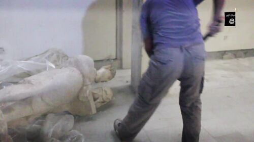 Gli uomini dell'Isis si accaniscono sulle opere d'arte 8