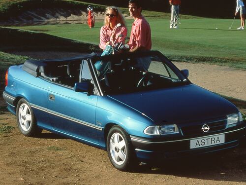 Opel Astra cabrio, spensieratezza con il vento tra i capelli