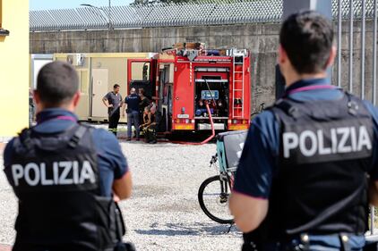 Milano, incendio in un centro di accoglienza 2
