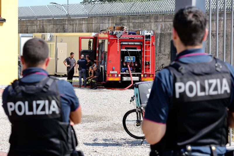 Milano, incendio in un centro di accoglienza 2