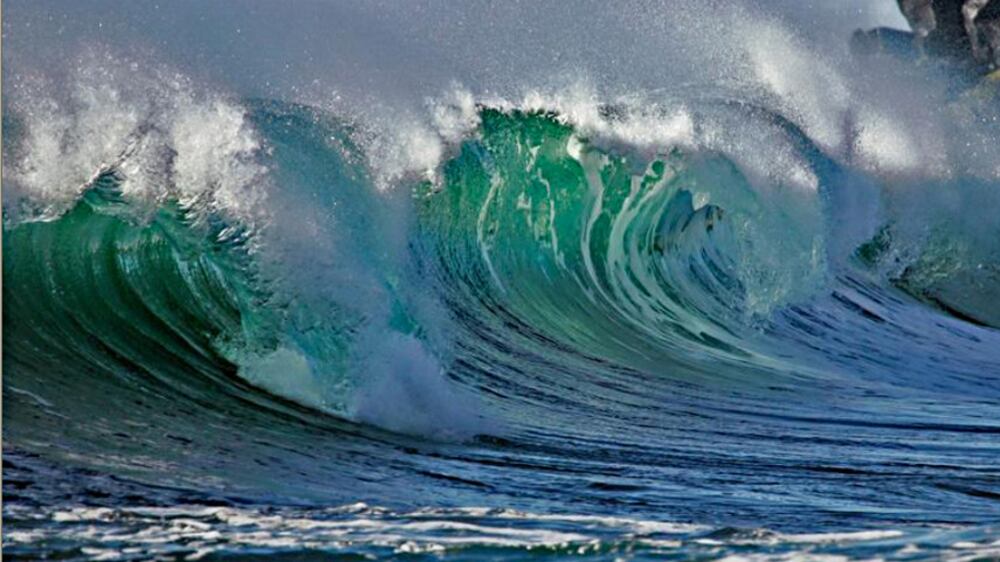 Calabria, poliziotto salva due giovani in mare