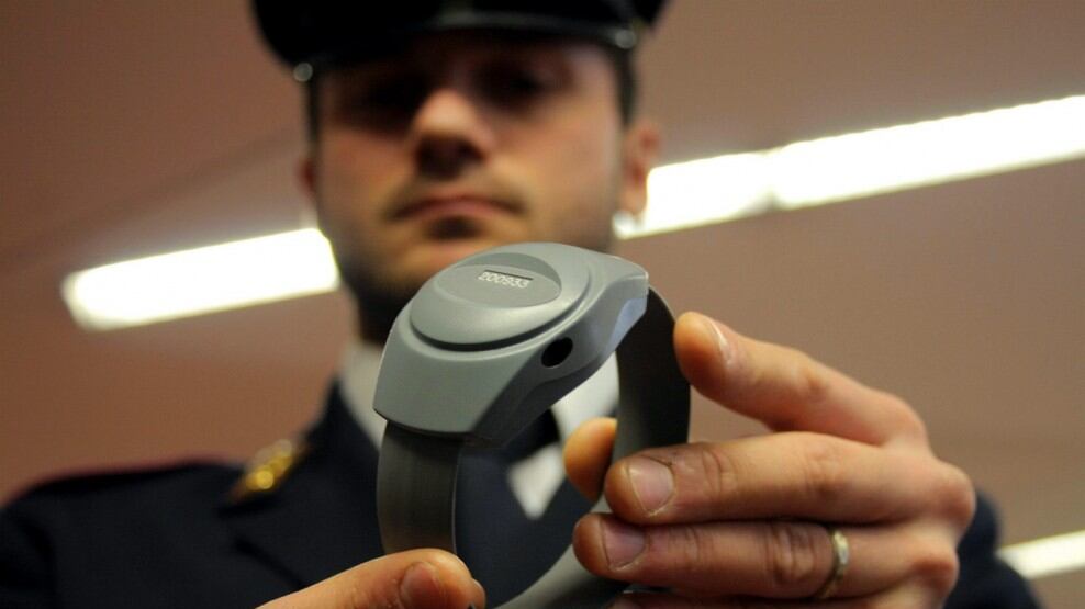 Braccialetti "gemelli" per stalker e vittima