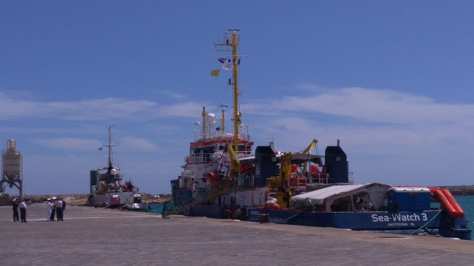 La Sea Watch 3 resta a Licata: domani al via gli interrogatori