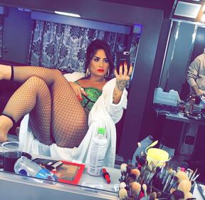 Demi Lovato hot in calze a rete 1
