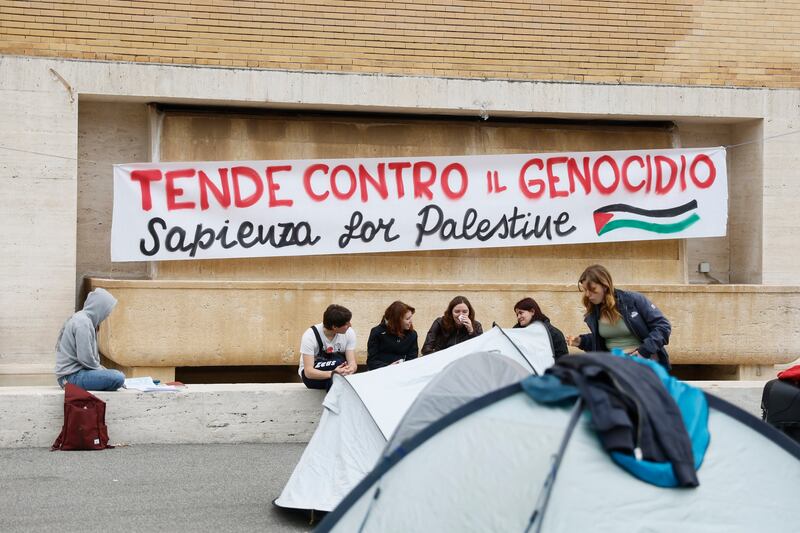 Tende anti-Israele alla Sapienza: il campeggio dei collettivi rossi 3