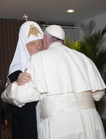 L'abbraccio tra il Papa e il patriarca 1