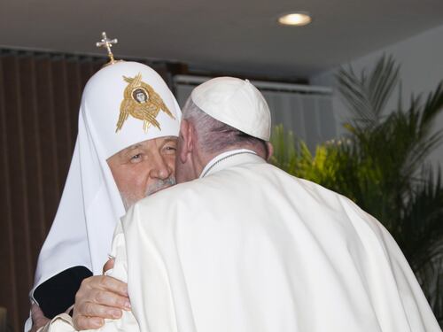 L'abbraccio tra il Papa e il patriarca
